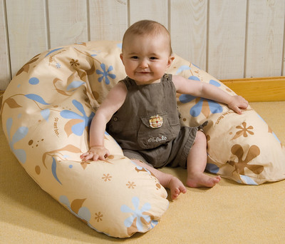 bébé et coussin d'allaitement