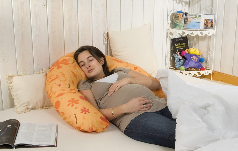 dormir avec un coussin d'allaitement