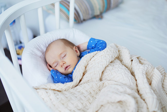 lit cododo avec bébé qui dort