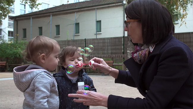 assistante maternelle dans parc