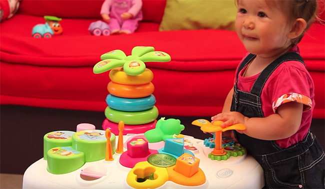 bébé avec table d'activité smoby