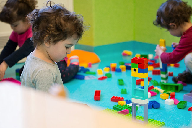 enfant à la crèche
