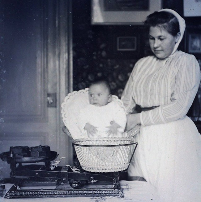 pesé de bébé jadis