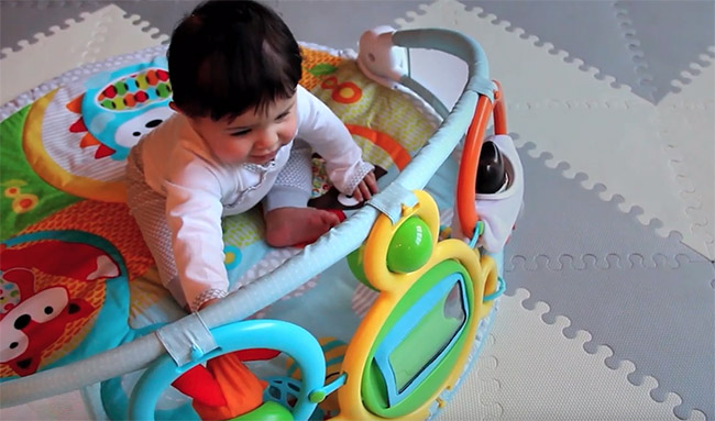 portique éveil bébé assis