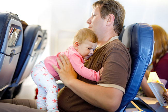 bébé en avion avec papa