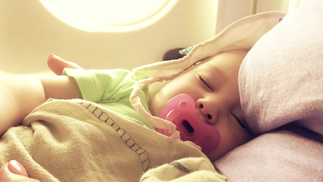 bébé dort dans l'avion