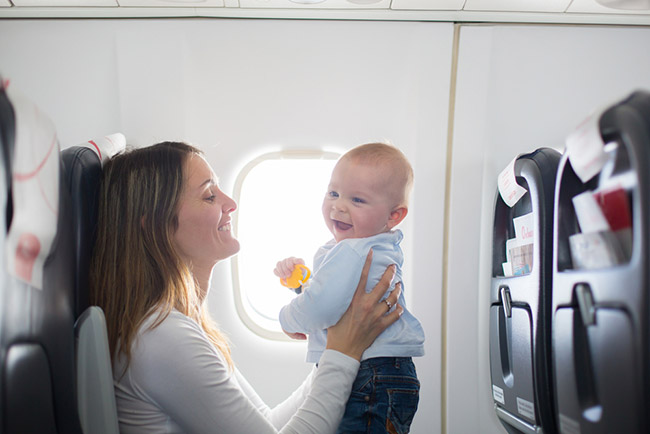 bébé avec maman dans l'avion