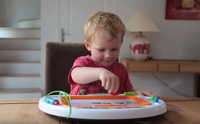 enfant avec une ardoise magique
