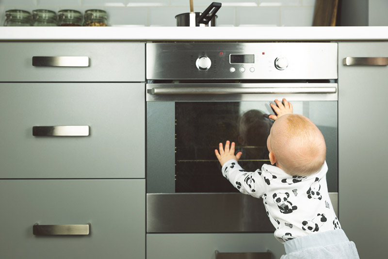 enfant se met en danger dans cuisine