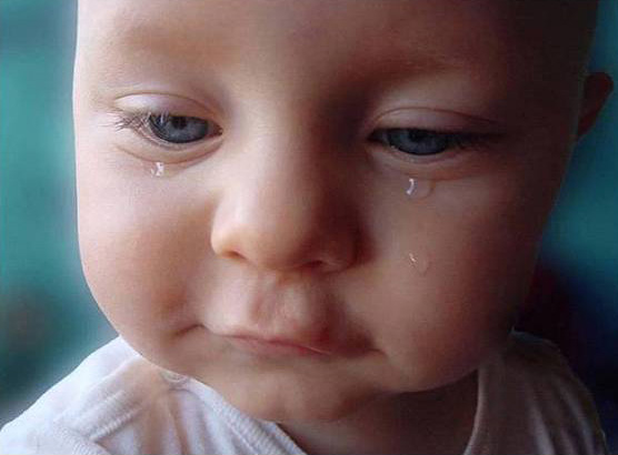 larme d'un bebe pensif