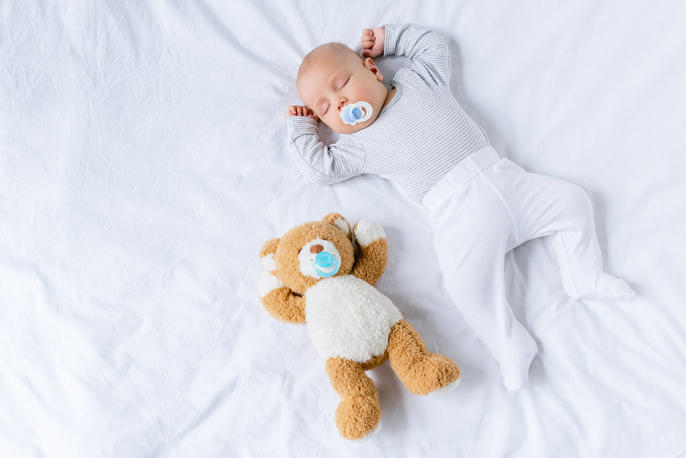 bébé dort sur le dos