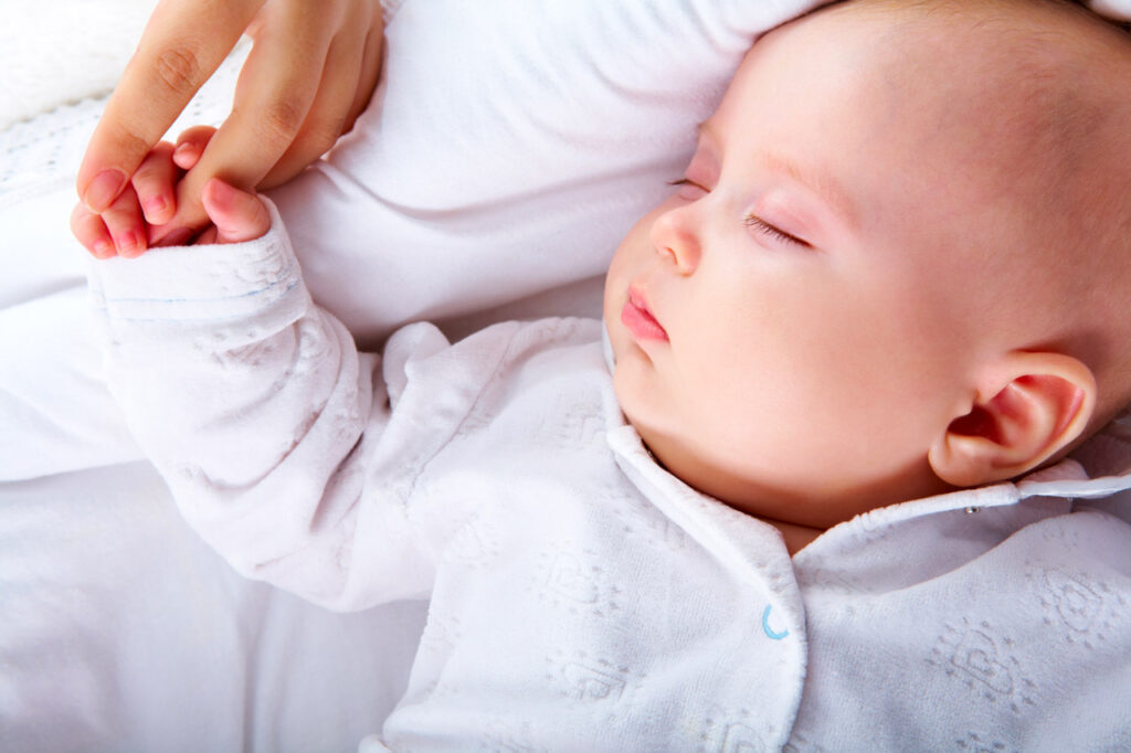 Pourquoi les bruits blancs calment bébé et peuvent l’endormir ?