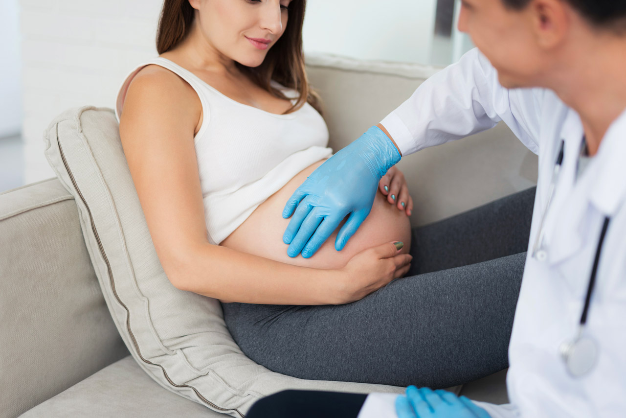 femme enceinte avec un médecin